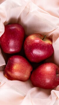 Jabłka na różowym materiale