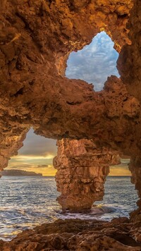 Jaskinia na brzegu morza