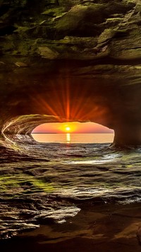 Jaskinia nad jeziorem Lake Superior w promieniach słońca