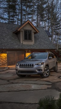 Jeep Cherokee Limited przed domem