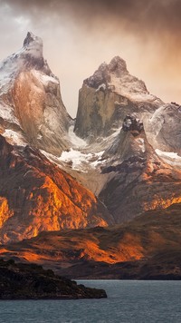 Jezioro i góry w Patagonii
