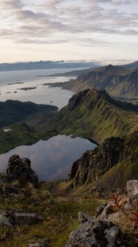 Jezioro i skaliste góry na norweskich Lofotach