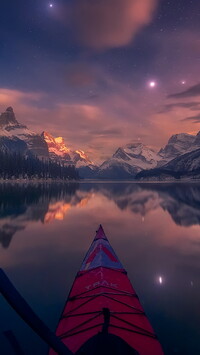 Jezioro Maligne Lake i góry Canadian Rockies nocą