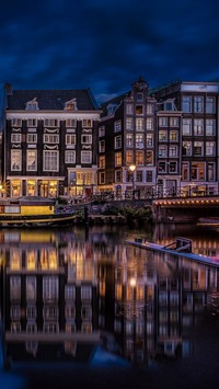 Kamienice w Amsterdamie nocą
