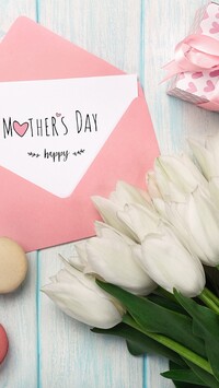 Kartka z życzeniami na Dzień Matki obok tulipanów