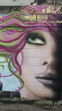 Kobieca twarz w graffiti