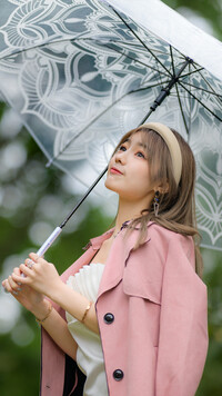 Kobieta pod parasolem