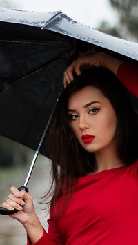 Kobieta pod parasolem