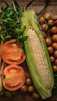 Kolba kukurydzy i pomidory