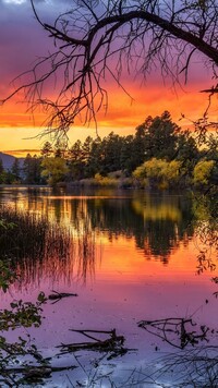 Kolorowe niebo zachodzącego słońca nad jeziorem Goldwater Lake