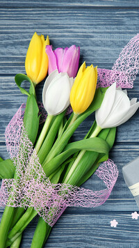 Kolorowe tulipany z ażurową wstążką