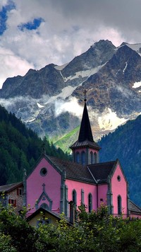 Kościół u podnóża gór