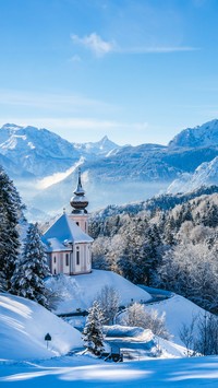 Kościółek na wzgórzu zimą