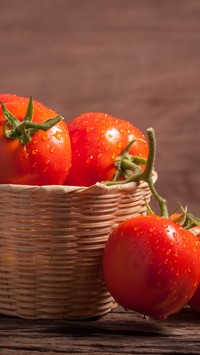 Koszyczek z pomidorami