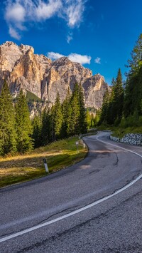 Kręta górska droga we włoskich Dolomitach