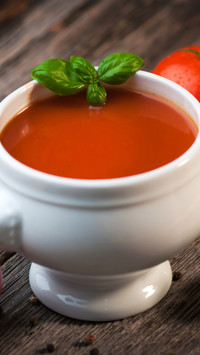 Listek bazylii w zupie pomidorowej