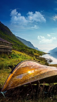 Łódka na brzegu norweskiego jeziora