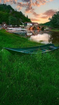 Łódka na brzegu rzeki Crnojevica