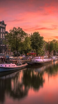 Łódki na kanale w Amsterdamie
