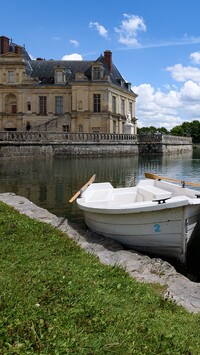 Łódź na stawie przy Pałacu w Fontainebleau