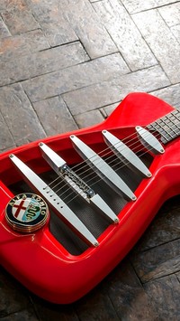 Logo Alfa Romeo na czerwonej gitarze