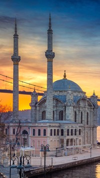 Meczet w Turcji przy moście Bosforskim
