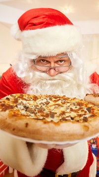 Mikołaj z pizzą