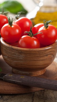 Miseczka dojrzałych pomidorów