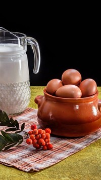 Mleko jajka i jarzębina na serwecie