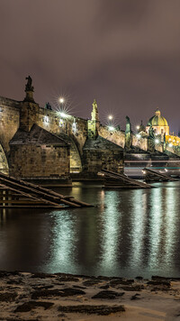 Most Karola i rzeka Wełtawa nocą