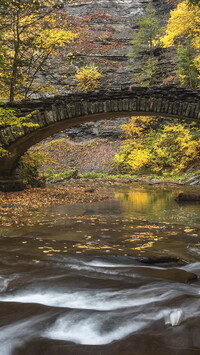 Most przy skałach nad rzeką Stony Brook River