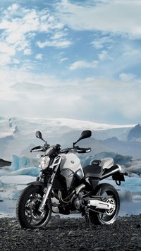 Motocykl Yamaha MT-03 na tle gór i nieba