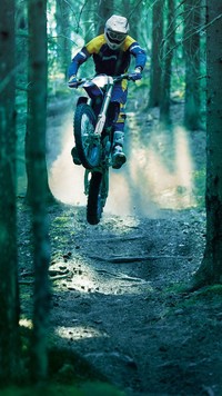 Motocyklista na leśnej ścieżce