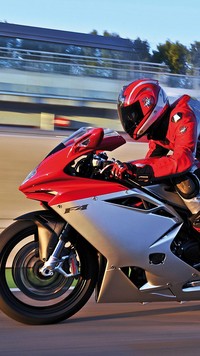 Motocyklista na motocyklu MV Agusta F4