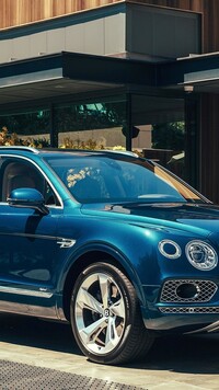 Niebieski Bentley Bentayga Hybrid