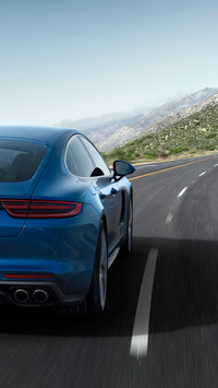 Niebieskie Porsche jedzie drogą