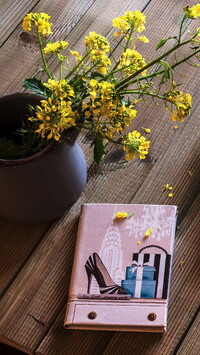 Notes obok żółtych kwiatków