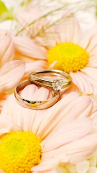 Obrączka z pierścionkiem na kwiatach