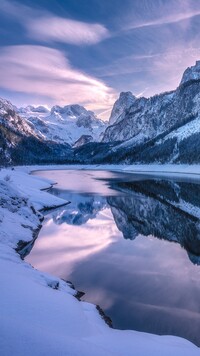 Odbicie Alp w jeziorze Gosausee zimową porą