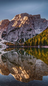 Odbicie Dolomitów w jeziorze Lago di Braies