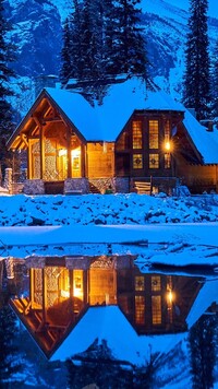 Ośnieżony dom nad jeziorem Emerald Lake