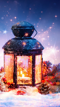Ośnieżony świecący świąteczny lampion