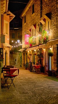 Oświetlona uliczka w San Marino
