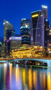 Oswietlone Central Business District w Singapurze