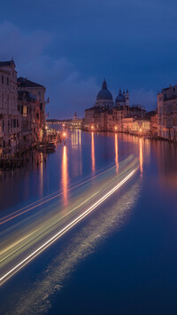 Oświetlone domy nad Canal Grande w Wenecji