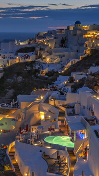Oświetlone domy w Santorini