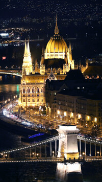 Oświetlony budynek Parlamentu w Budapeszcie