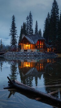 Oświetlony dom nad jeziorem Emerald Lake