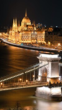 Oświetlony most i Parlament w Budapeszcie