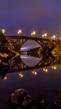 Oświetlony most Skurubron w Szwecji